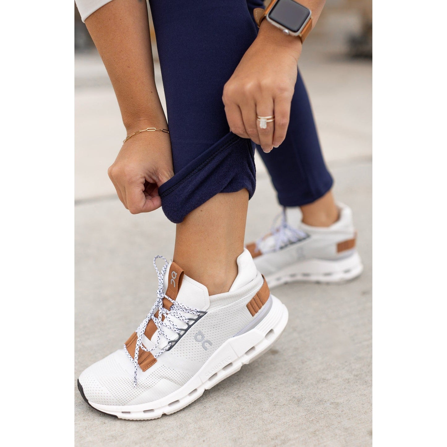 Buttery soft navy fleece leggings for women by Julia Rose.
High-waisted fleece leggings with side pockets in navy.